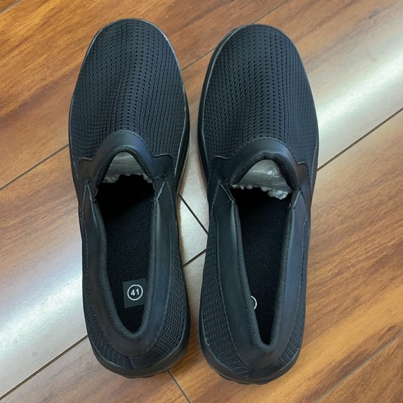 Super comfy black slip on shoes NEW - Picture 3 of 4